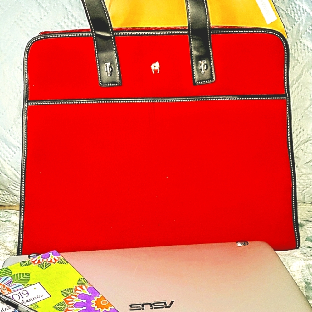 Etienne Aigner tote.